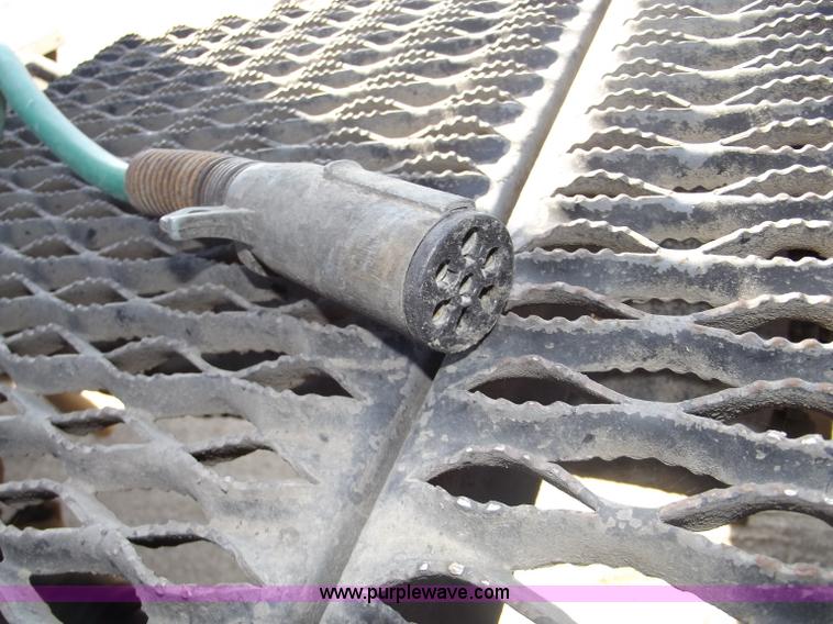 image for item B5001 2005 Freightliner Columbia semi truck