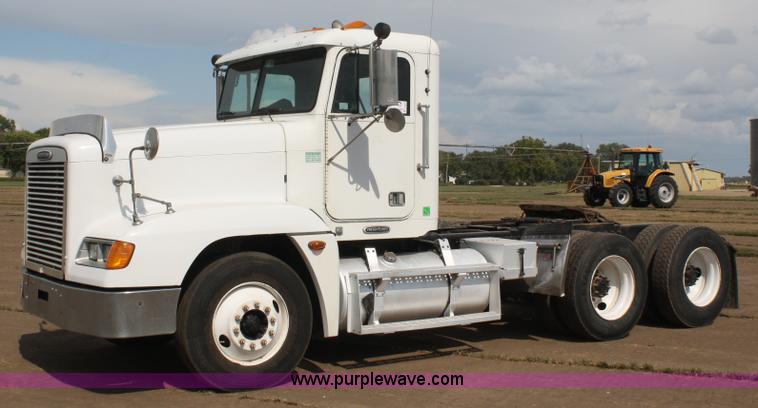 image for item A2320 2000 Freightliner FLD120 semi truck