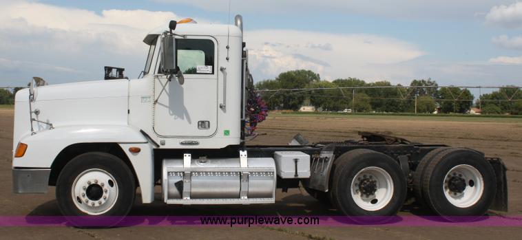 image for item A2320 2000 Freightliner FLD120 semi truck