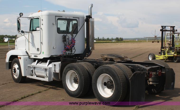 image for item A2320 2000 Freightliner FLD120 semi truck