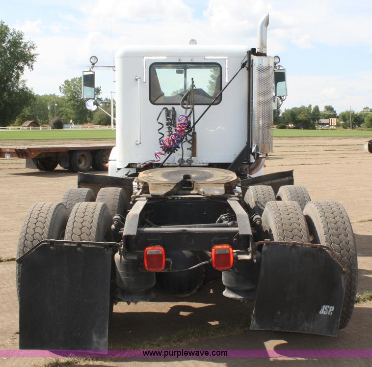 image for item A2320 2000 Freightliner FLD120 semi truck