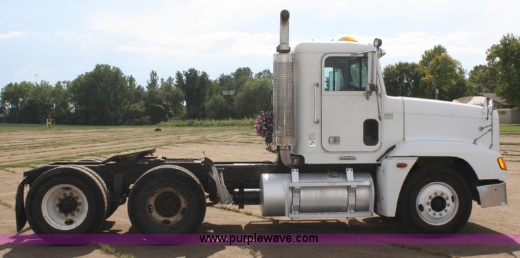 image for item A2320 2000 Freightliner FLD120 semi truck