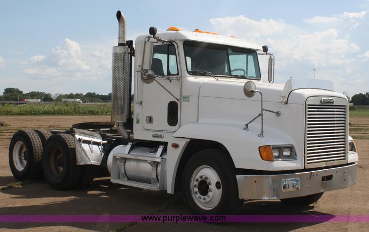 image for item A2320 2000 Freightliner FLD120 semi truck