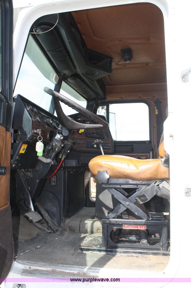 image for item A2320 2000 Freightliner FLD120 semi truck