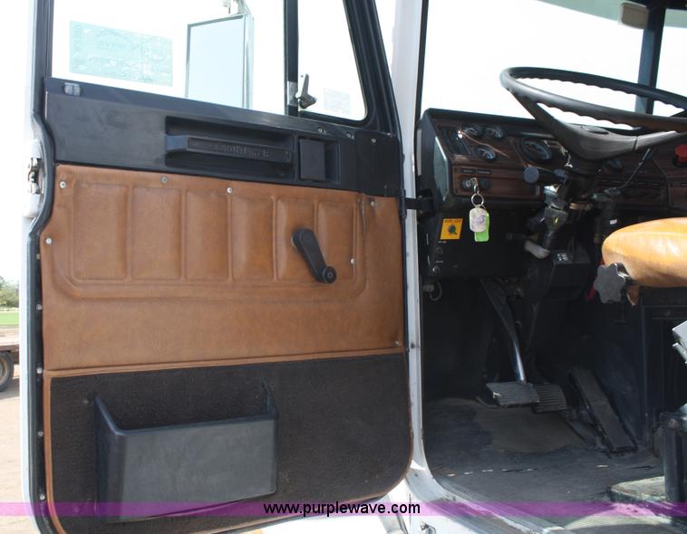 image for item A2320 2000 Freightliner FLD120 semi truck