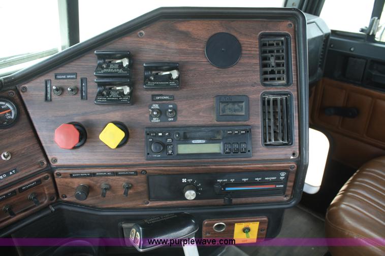 image for item A2320 2000 Freightliner FLD120 semi truck