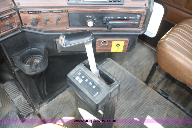 image for item A2320 2000 Freightliner FLD120 semi truck