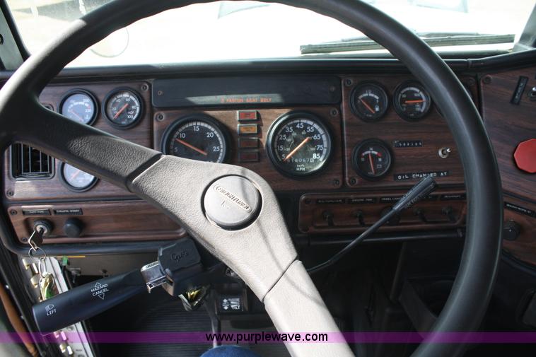 image for item A2320 2000 Freightliner FLD120 semi truck