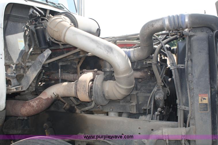 image for item A2320 2000 Freightliner FLD120 semi truck