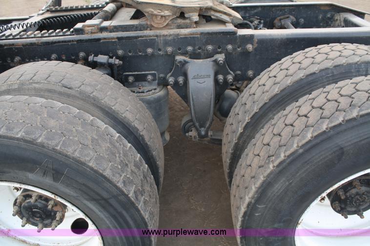 image for item A2320 2000 Freightliner FLD120 semi truck