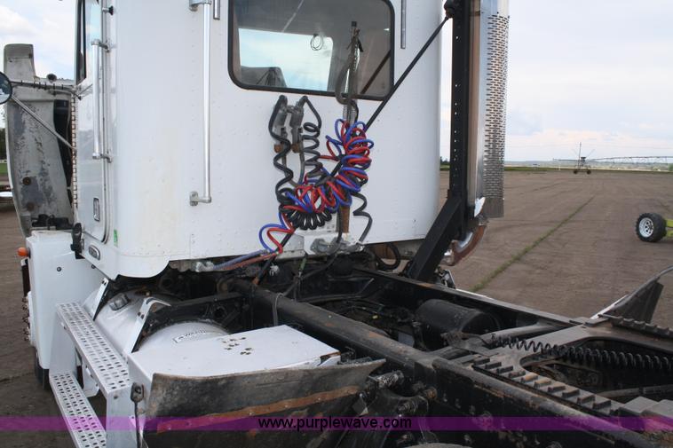 image for item A2320 2000 Freightliner FLD120 semi truck