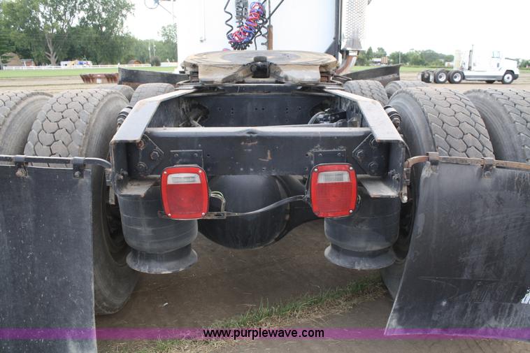 image for item A2320 2000 Freightliner FLD120 semi truck