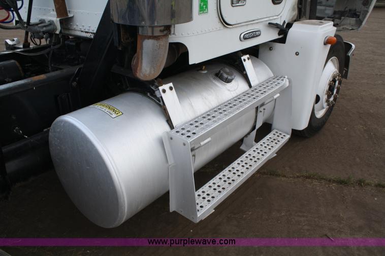 image for item A2320 2000 Freightliner FLD120 semi truck