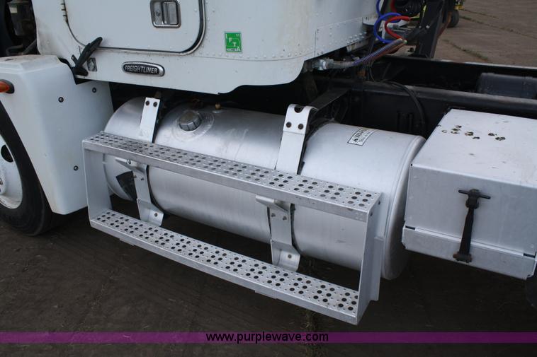 image for item A2320 2000 Freightliner FLD120 semi truck