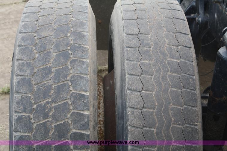 image for item A2320 2000 Freightliner FLD120 semi truck