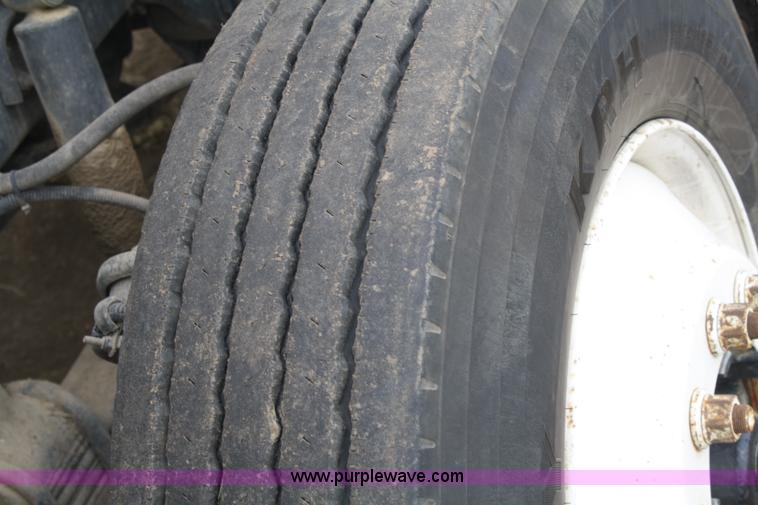 image for item A2320 2000 Freightliner FLD120 semi truck