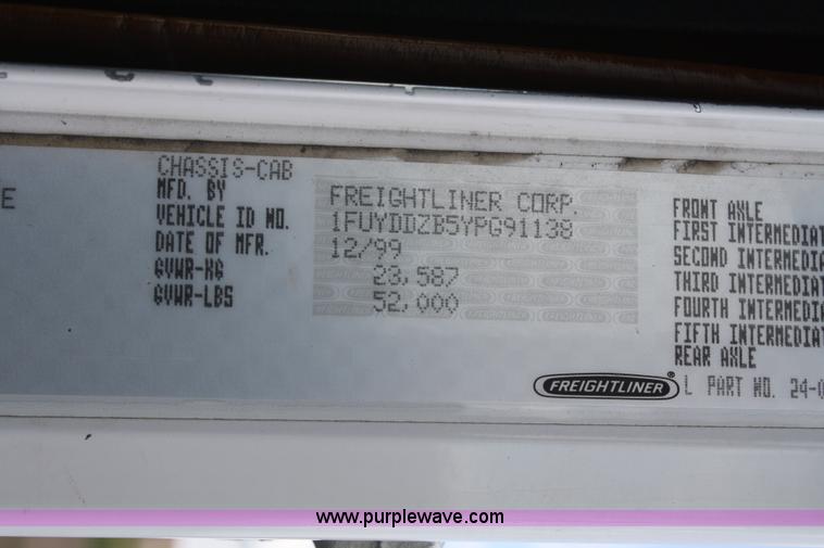 image for item A2320 2000 Freightliner FLD120 semi truck