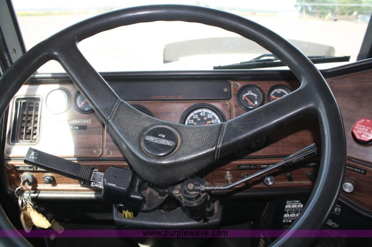 image for item A2323 1994 Freightliner FLD120 semi truck