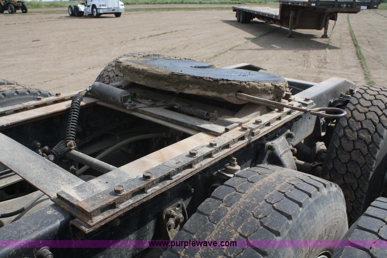 image for item A2323 1994 Freightliner FLD120 semi truck