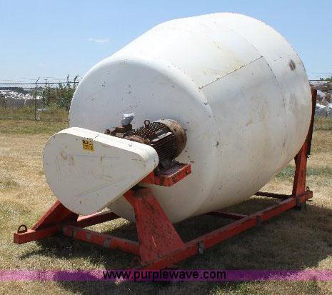 image for item A2553 2007 R&R eight ton fertilizer blender
