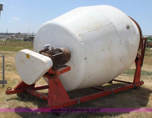 image for item A2553 2007 R&R eight ton fertilizer blender