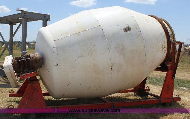 image for item A2553 2007 R&R eight ton fertilizer blender