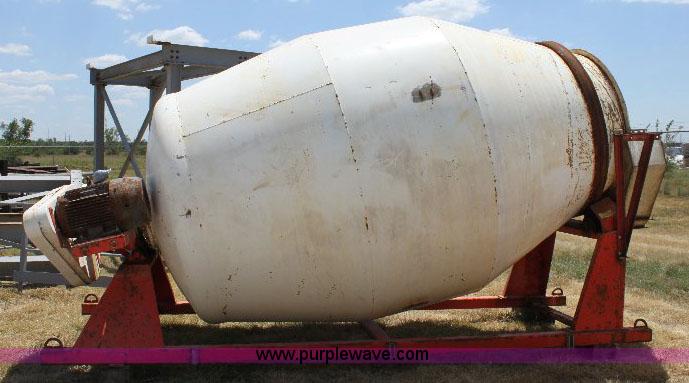 image for item A2553 2007 R&R eight ton fertilizer blender