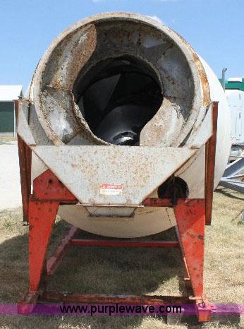 image for item A2553 2007 R&R eight ton fertilizer blender