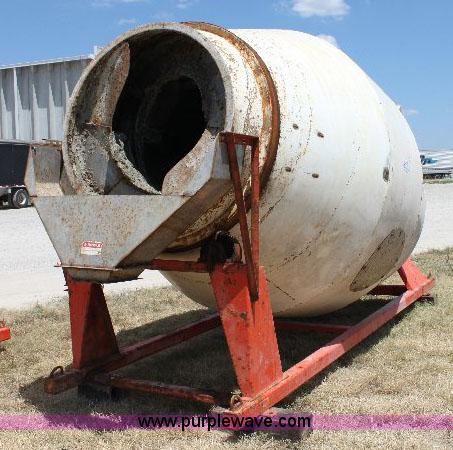 image for item A2553 2007 R&R eight ton fertilizer blender