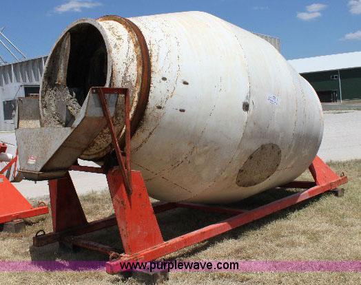 image for item A2553 2007 R&R eight ton fertilizer blender