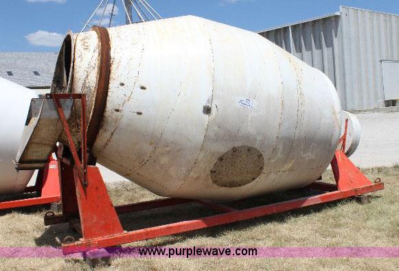 image for item A2553 2007 R&R eight ton fertilizer blender