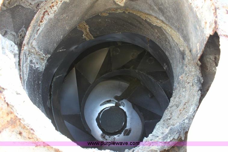 image for item A2553 2007 R&R eight ton fertilizer blender