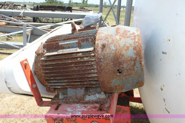 image for item A2553 2007 R&R eight ton fertilizer blender