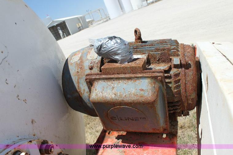 image for item A2553 2007 R&R eight ton fertilizer blender