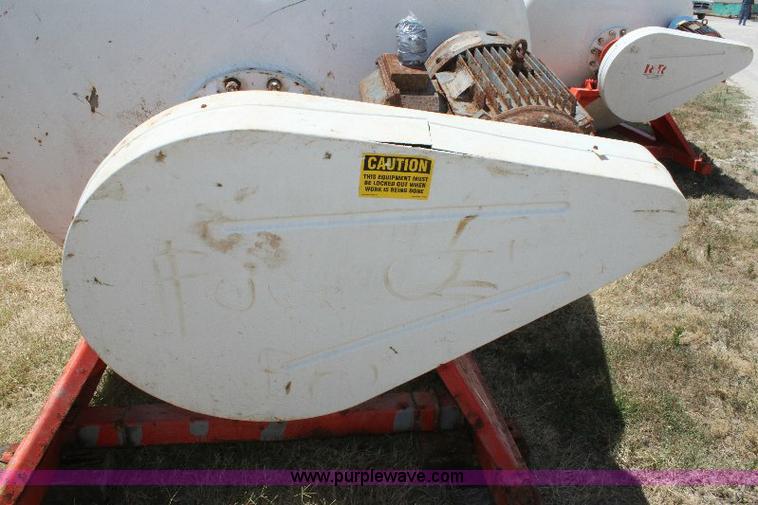 image for item A2553 2007 R&R eight ton fertilizer blender