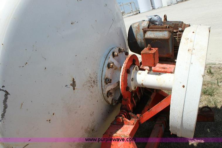 image for item A2553 2007 R&R eight ton fertilizer blender