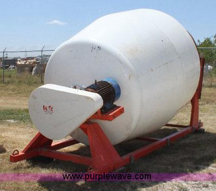 image for item A2554 2007 R&R eight ton fertilizer blender