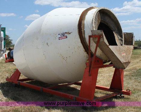 image for item A2554 2007 R&R eight ton fertilizer blender