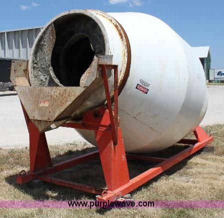 image for item A2554 2007 R&R eight ton fertilizer blender