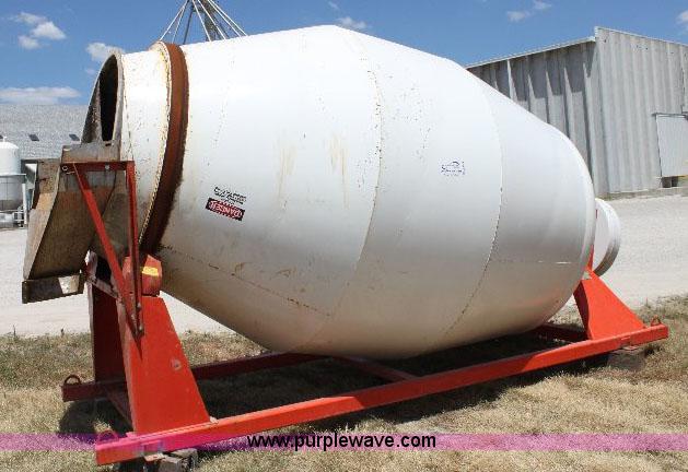 image for item A2554 2007 R&R eight ton fertilizer blender