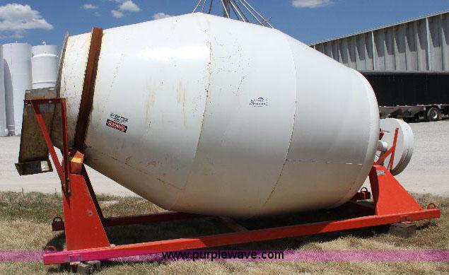 image for item A2554 2007 R&R eight ton fertilizer blender