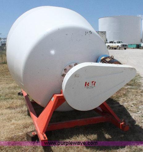 image for item A2554 2007 R&R eight ton fertilizer blender