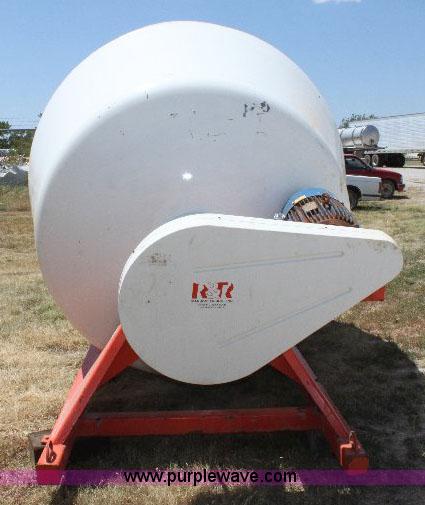 image for item A2554 2007 R&R eight ton fertilizer blender