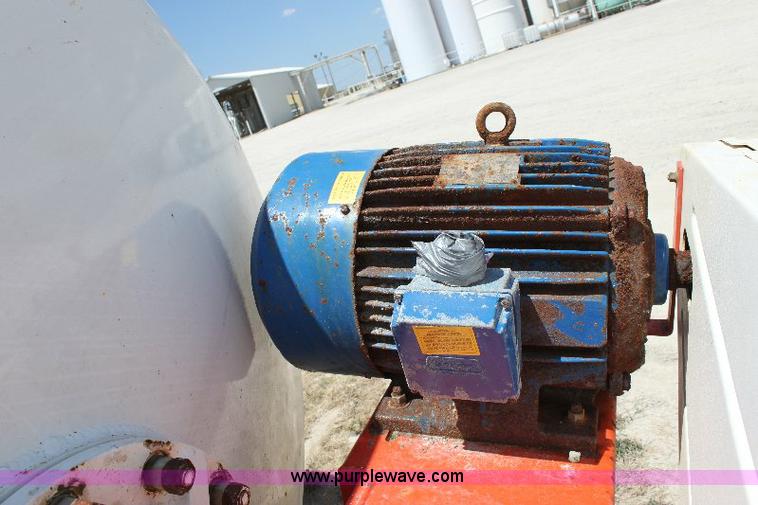 image for item A2554 2007 R&R eight ton fertilizer blender
