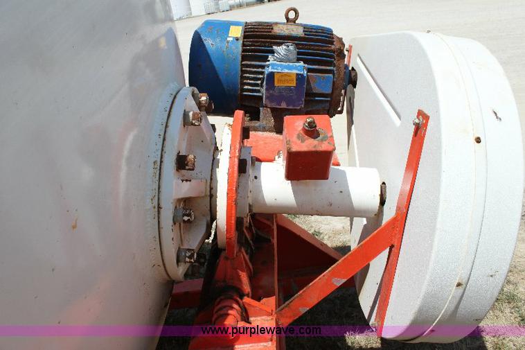 image for item A2554 2007 R&R eight ton fertilizer blender