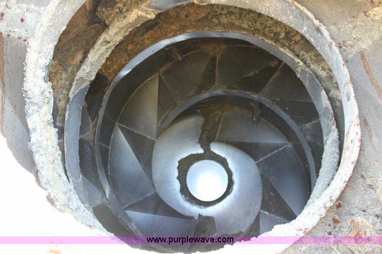 image for item A2554 2007 R&R eight ton fertilizer blender