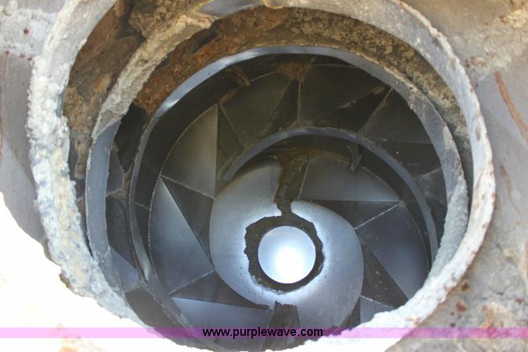 image for item A2554 2007 R&R eight ton fertilizer blender