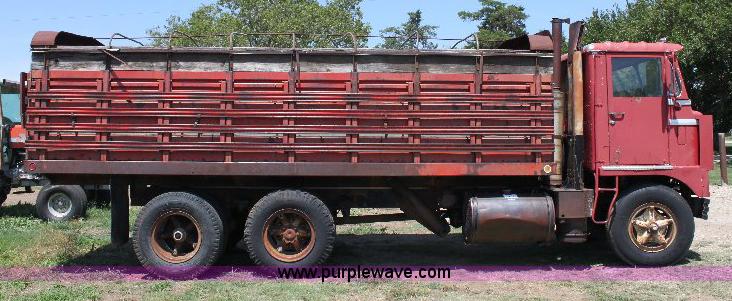 image for item A2689 1968 White 7400TDD grain truck