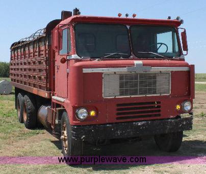 image for item A2689 1968 White 7400TDD grain truck