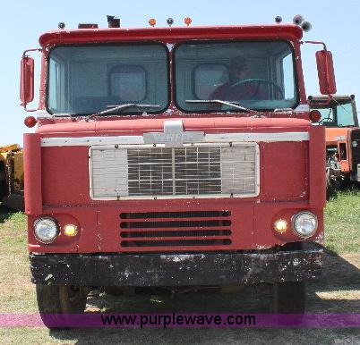 image for item A2689 1968 White 7400TDD grain truck